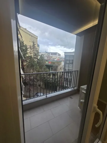 Tirane, jepet me qera ambjent biznesi Kati 2, 67 m² 600 € (Komuna e Parisit)