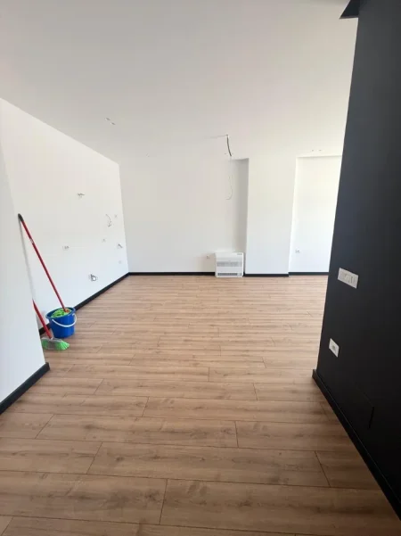 Tirane, jepet me qera zyre Kati 3, 75 m² 700 € (Kika 2)