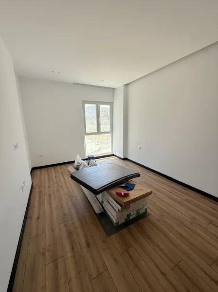 Tirane, jepet me qera zyre Kati 3, 75 m² 700 € (Kika 2)