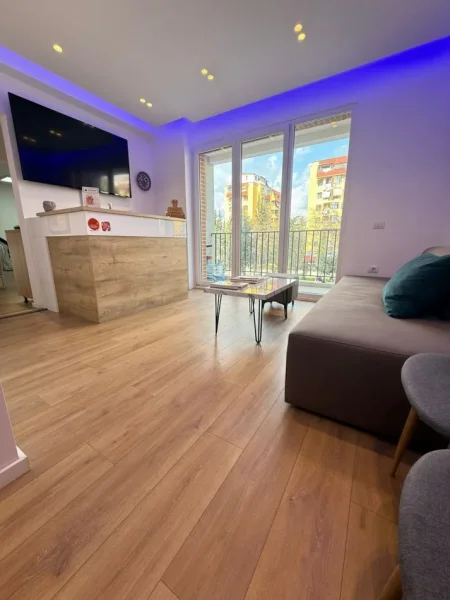 Tirane, shitet ambjent biznesi Kati 1, 120 m² 70000 € (Fusha Aviacionit)
