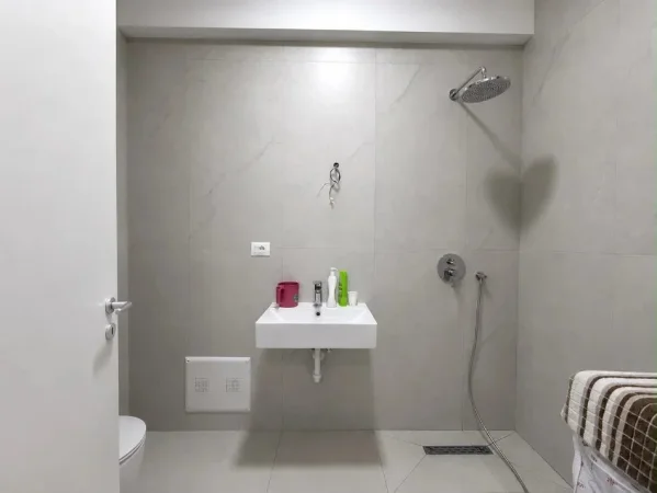 Tirane, jepet me qera apartament 1+1 Kati 1, 55 m² 400 € (Rezidenca Oxa)