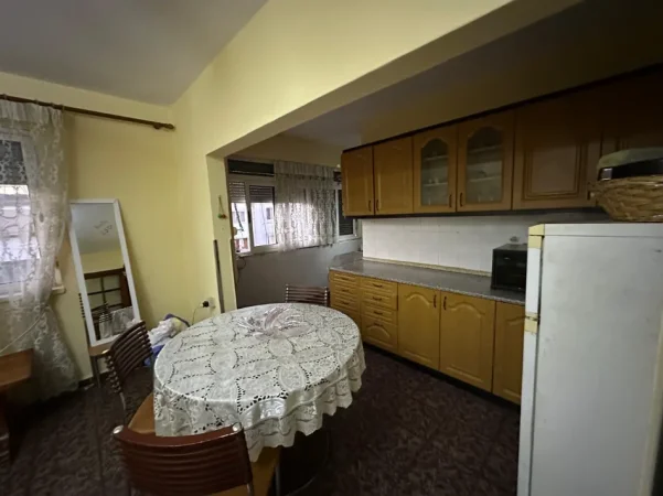 Tirane, jepet me qera apartament 1+1+Ballkon Kati 5, 60 m² 350 € (Ali Demi)