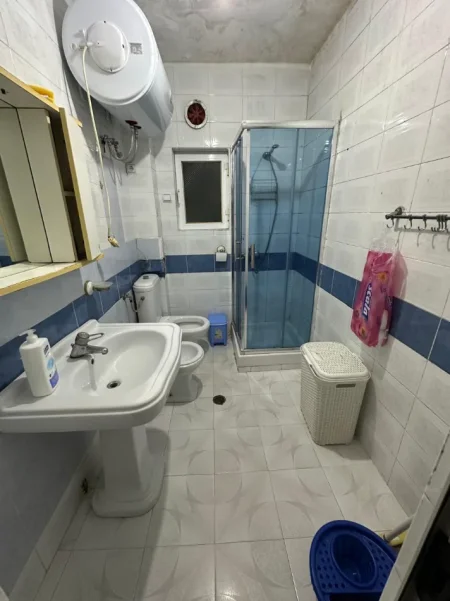 Tirane, jepet me qera apartament 1+1+Ballkon Kati 5, 60 m² 350 € (Ali Demi)