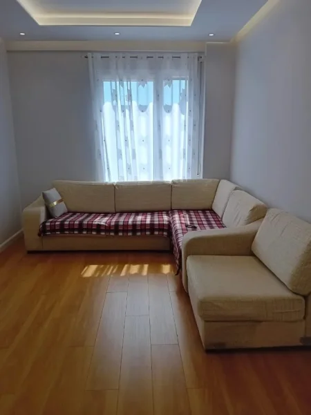 Tirane, jepet me qera apartament 2+1 Kati 3, 100 m² 350 € (Gjimnazi \”Ibrahim Rugova\”)