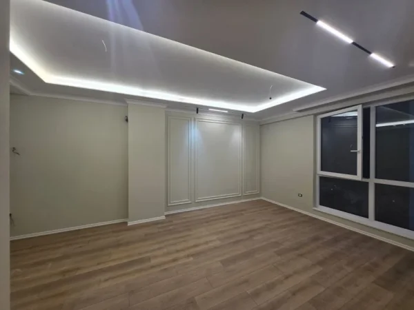 Tirane, jepet me qera ambjent biznesi Kati 2, 67 m² 600 € (Komuna e Parisit)