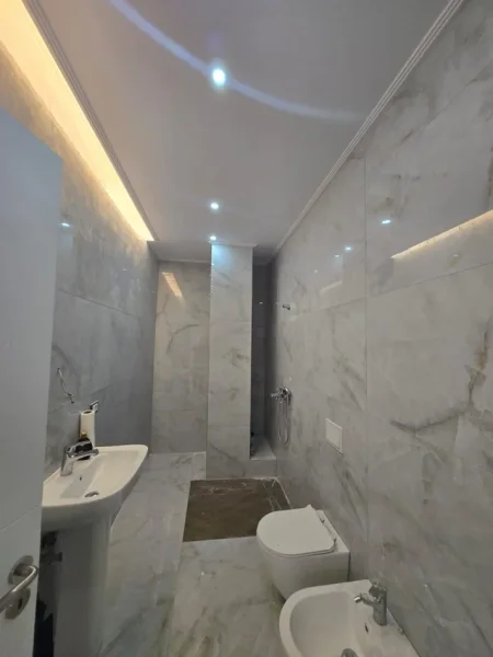 Tirane, jepet me qera ambjent biznesi Kati 2, 67 m² 600 € (Komuna e Parisit)