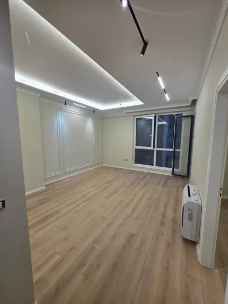 Tirane, jepet me qera ambjent biznesi Kati 2, 67 m² 600 € (Komuna e Parisit)