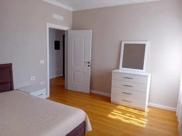 Tirane, jepet me qera apartament 2+1 Kati 3, 100 m² 350 € (Rruga Bulevardi Blu)