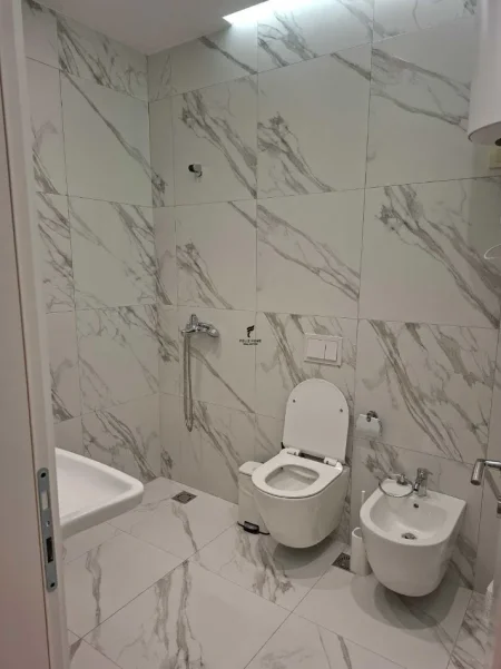 Tirane, jepet me qera zyre Kati 3, 116 m² 1.000 € (MINE PEZA)