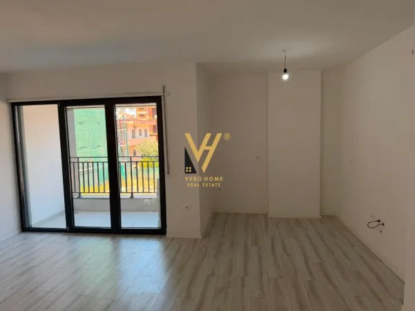 Tirane, jepet me qera zyre Kati 1, 105 m² 820 € (BULEVARDI I RI)
