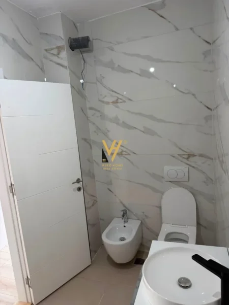 Tirane, jepet me qera zyre Kati 1, 105 m² 820 € (BULEVARDI I RI)
