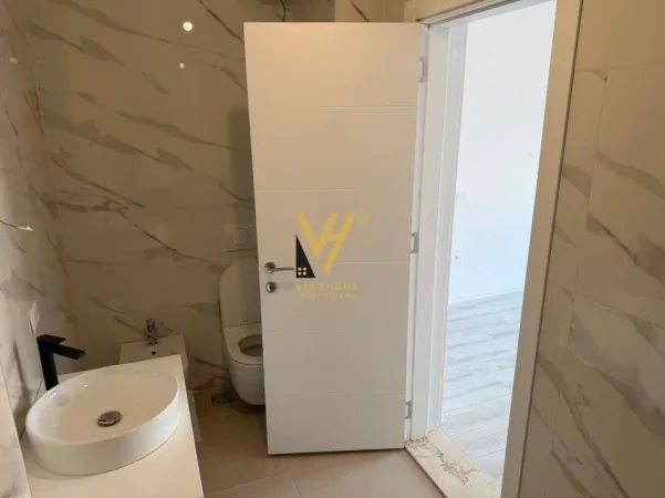 Tirane, jepet me qera zyre Kati 1, 105 m² 820 € (BULEVARDI I RI)