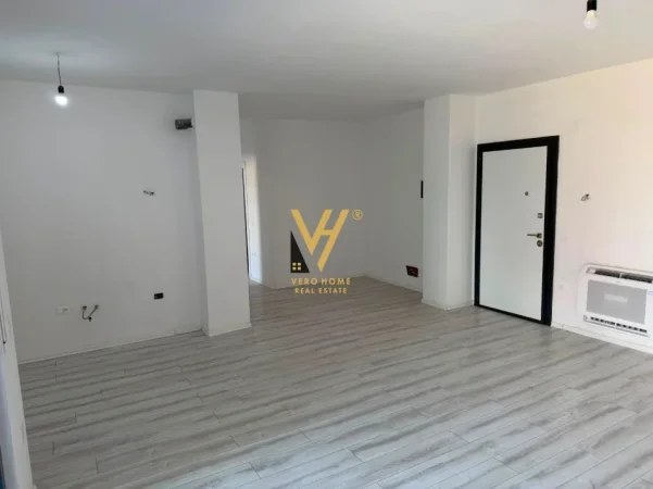 Tirane, jepet me qera zyre Kati 1, 105 m² 820 € (BULEVARDI I RI)