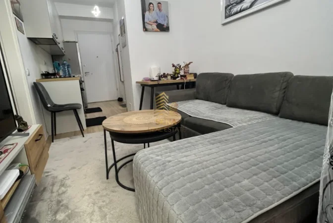 Tirane, jepet me qera apartament 1+1+Ballkon Kati 3, 50 m² 400 € (Ali Demi, Rezidenca Mangalem)