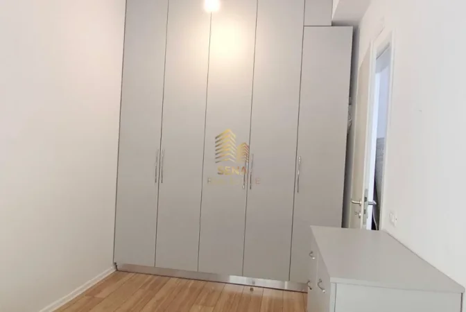 Tirane, jepet me qera apartament 1+1+Ballkon Kati 3, 50 m² 400 € (Ali Demi, Rezidenca Mangalem)