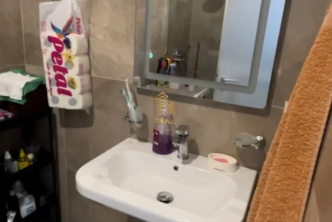 Tirane, jepet me qera apartament 1+1+Ballkon Kati 3, 50 m² 400 € (Ali Demi, Rezidenca Mangalem)