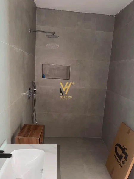 Tirane, jepet me qera zyre Kati 1, 122 m² 1.500 € (BULEVARDI I RI)