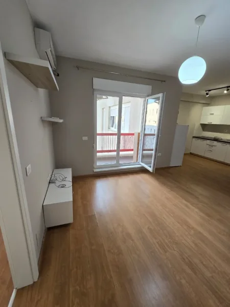 Tirane, jepet me qera apartament 1+1+Ballkon Kati 6, 75 m² 600 € (Kompleksi Magnet, 21 Dhjetori)
