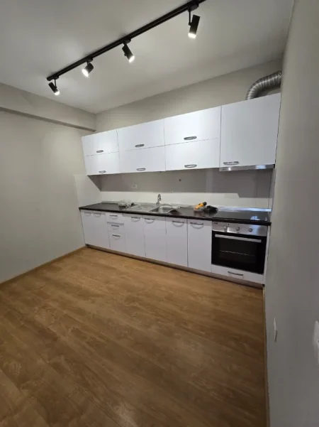 Tirane, jepet me qera apartament 1+1+Ballkon Kati 6, 75 m² 600 € (Kompleksi Magnet, 21 Dhjetori)