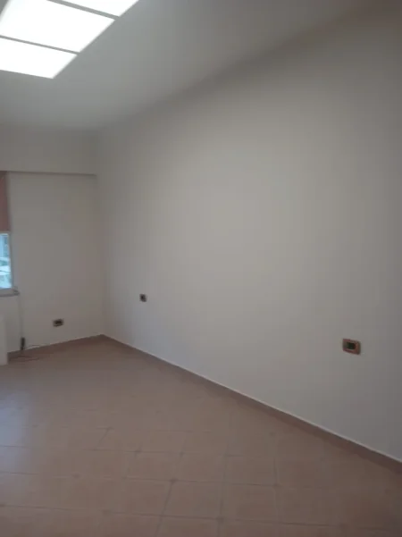 Tirane, jepet me qera ambjent biznesi Kati 8, 550 € (Rruga Myslym Shyri , drejtoria e policise)