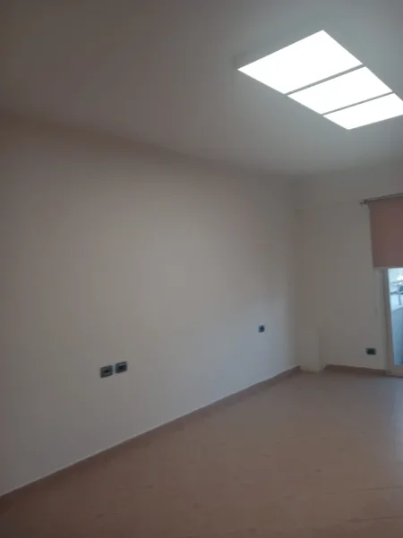 Tirane, jepet me qera zyre Kati 8, 70 m² 550 € (Rruga Myslym Shyri , drejtoria e policise)