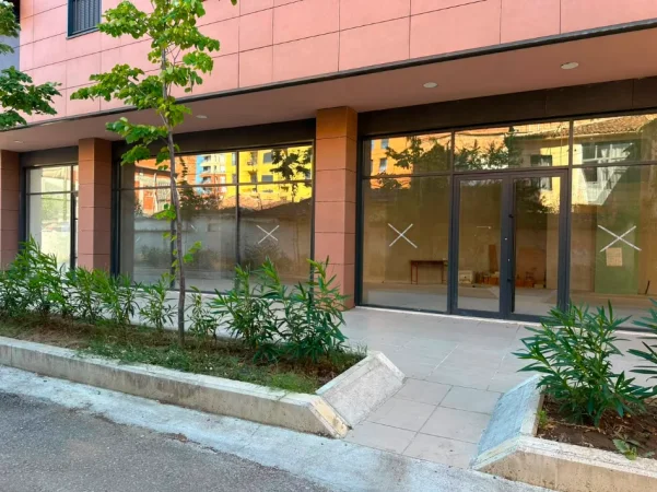 Tirane, jepet me qera dyqan Kati 0, 120 m²