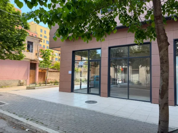 Tirane, jepet me qera dyqan Kati 0, 120 m²