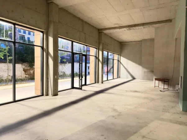 Tirane, jepet me qera dyqan Kati 0, 120 m²
