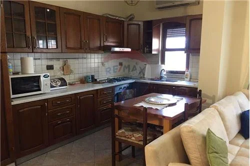 Tirane, jap me qera apartament 1+1+Ballkon Kati 4, 70 m² 450 € (Rr.J.De Rada perball. toptanit ose parlamentit)