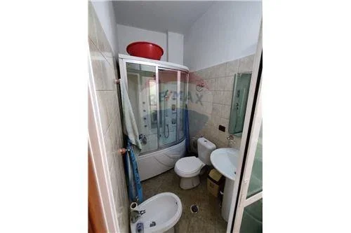 Tirane, jap me qera apartament 1+1+Ballkon Kati 4, 70 m² 450 € (Rr.J.De Rada perball. toptanit ose parlamentit)