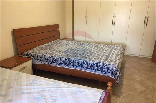 Tirane, jap me qera apartament 1+1+Ballkon Kati 4, 70 m² 450 € (Rr.J.De Rada perball. toptanit ose parlamentit)