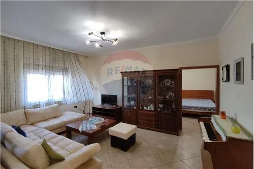 Tirane, jap me qera apartament 1+1+Ballkon Kati 4, 70 m² 450 € (Rr.J.De Rada perball. toptanit ose parlamentit)