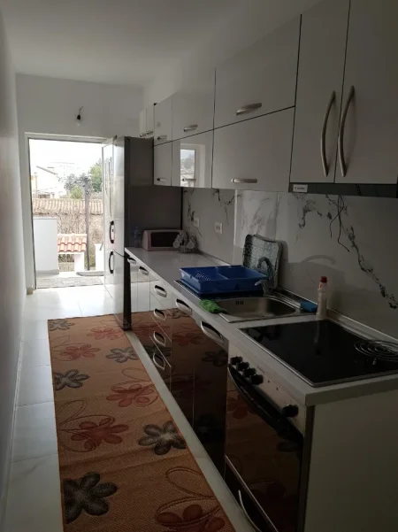 Tirane, jepet me qera apartament 1+1 Kati 2, 80 m² 350 € (Rruga 3 Deshmoret)
