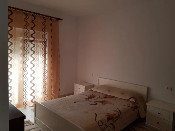 Tirane, jepet me qera apartament 1+1 Kati 2, 80 m² 350 € (Rruga 3 Deshmoret)