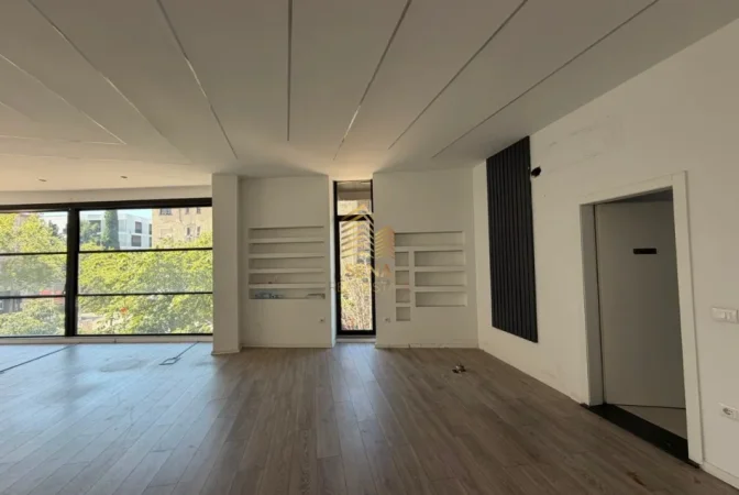Tirane, jepet me qera ambjent biznesi Kati 2, 130 m² 1.400 € (Porcelan)