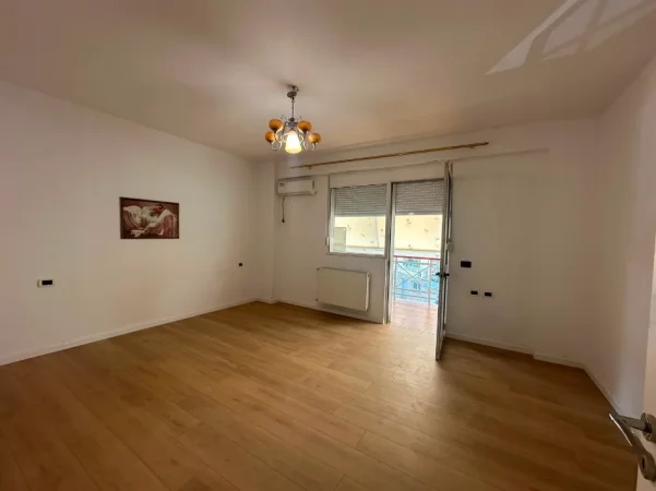 Zyre me qira "Garda"Kati 1, 127 m² 900 €
