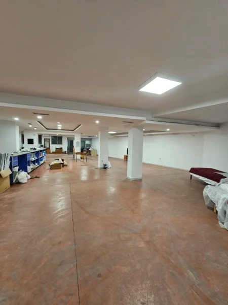 Tirane, jepet me qera magazine , 485 m² 2.000 € (bulevardi i ri , bulevardi zogu i zi)