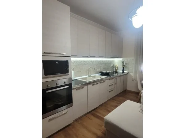 Tirane, jepet me qera apartament 2+1 Kati 2, 55 m² 500 € 