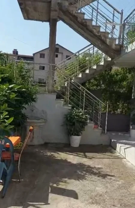 Tirane, jepet me qera apartament 2+1 Kati 1, 100 m² 500 € (Bulevardi I Ri)
