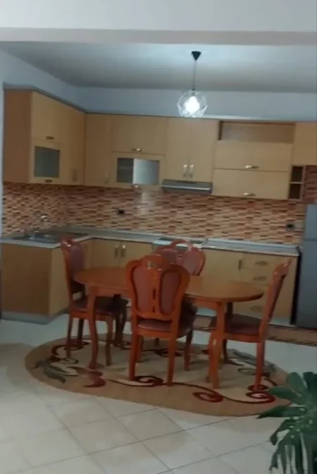 Tirane, jepet me qera apartament 2+1 Kati 1, 100 m² 500 € (Bulevardi I Ri)