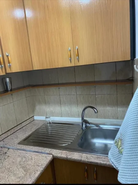 Tirane, jepet me qera apartament Studio Kati 5, 44 m² 350 € (Rruga Bardhyl)