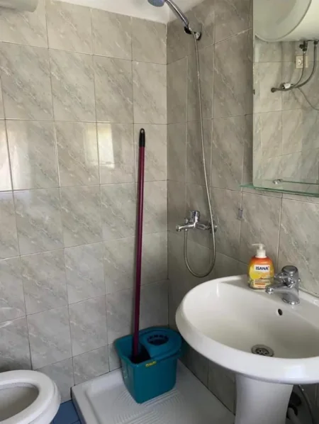 Tirane, jepet me qera apartament Studio Kati 5, 44 m² 350 € (Rruga Bardhyl)