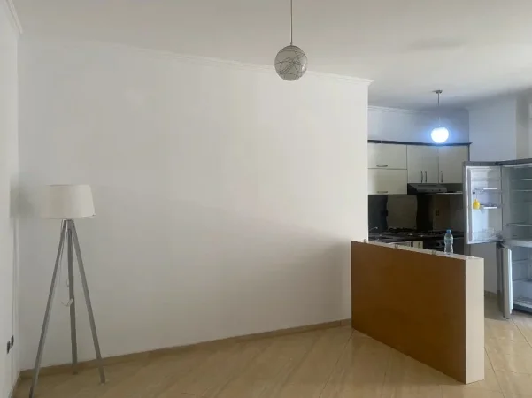 Tirane, jepet me qera ambjent biznesi Kati 3, 92 m² 700 € (Brryli)