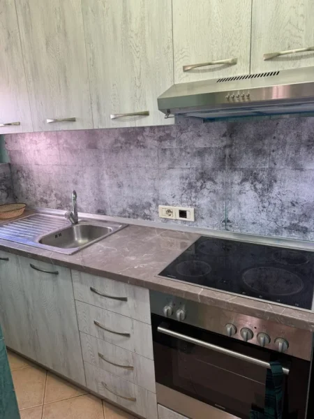 Tirane, jepet me qera apartament 1+1 Kati 5, 70 m² 500 € (Rruga Bardhyl)