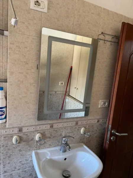 Tirane, jepet me qera apartament 1+1 Kati 5, 70 m² 500 € (Rruga Bardhyl)