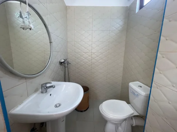 Tirane, jepet me qera apartament 1+1 Kati 0, 250 € (Rruga Idriz Dollaku)