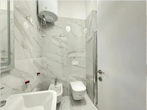Tirane, jepet me qera apartament 1+1+Ballkon Kati 7, 76 m² 700 € (Kompleksi Square21 Rruga e Kavajes)