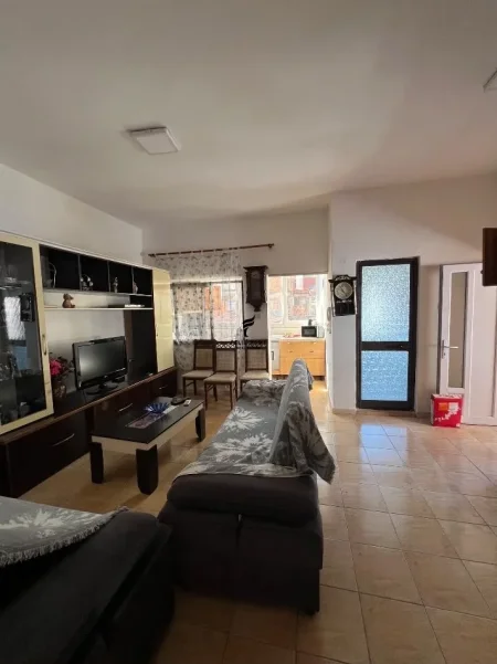 Tirane, jepet me qera apartament 1+1 Kati 1, 65 m² 450 € (RRUGA RIZA CEROVA)