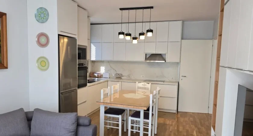 Tirane, jepet me qera apartament 1+1 Kati 3, 65 m² 1.050 € (Qender)