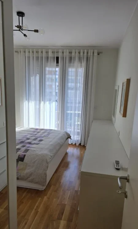 Tirane, jepet me qera apartament 1+1 Kati 3, 65 m² 1.050 € (Qender)